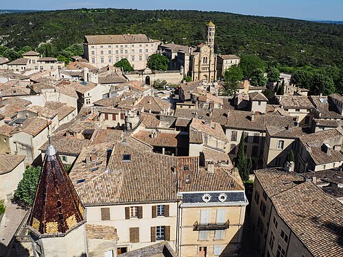 Uzes
